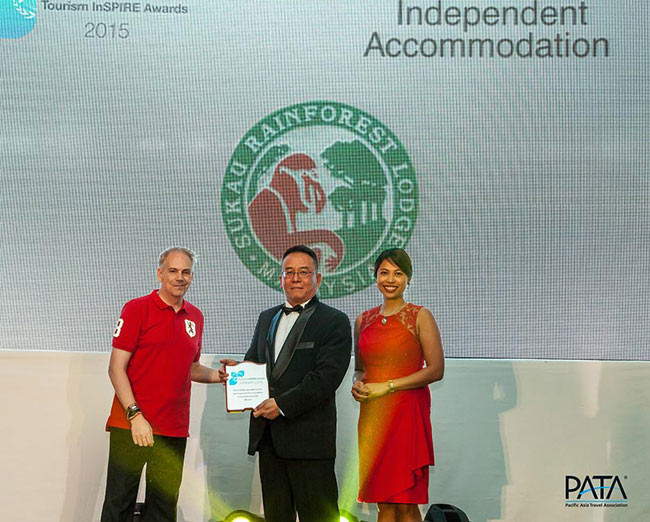 Mr. Mario Hardy (left), CEO of PATA and Ms Loraine Gatlabayan (right), Regional Office for Asia and the Pacific, United Nations Environment Programme (UNEP) presenting the Best Independent Accommodation award to Baton Bijamin (middle), General Manager of Sukau Rainforest Lodge. (Photo credit: PATA)