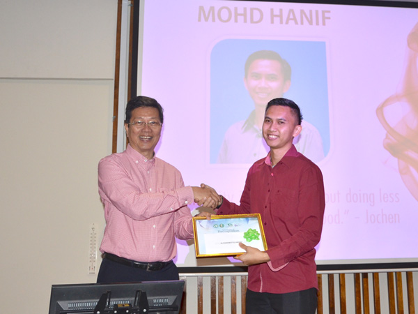 Moh Hanif (right) announced as the winner for Company Motto Competition for 2017. He received the award from Managing Director, Albert Teo