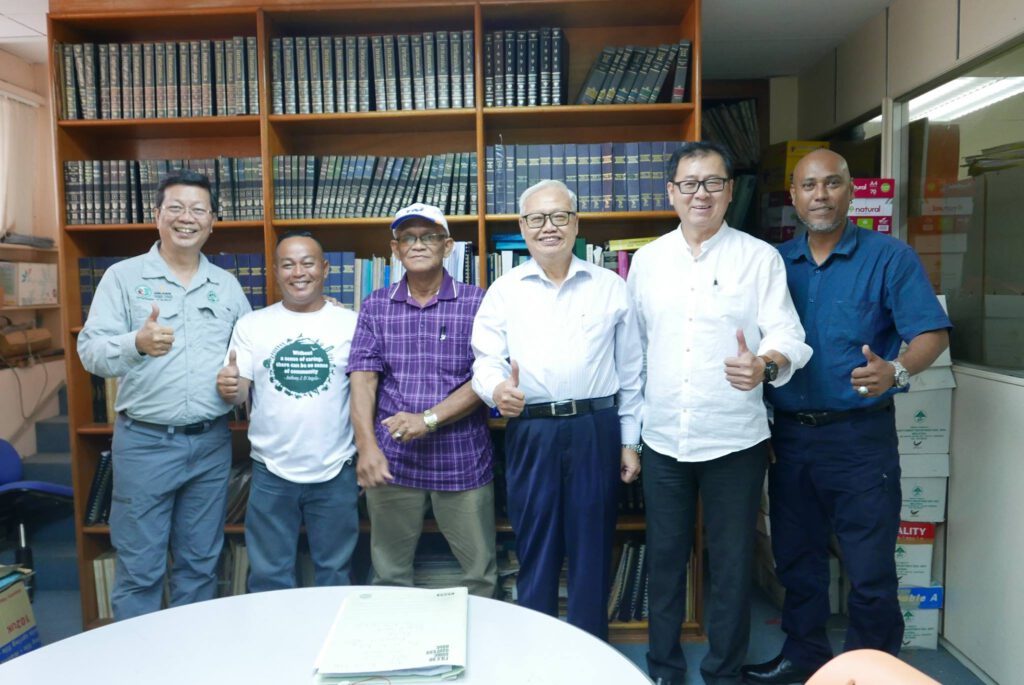 Group photo after the signing of sale and purchase of land.