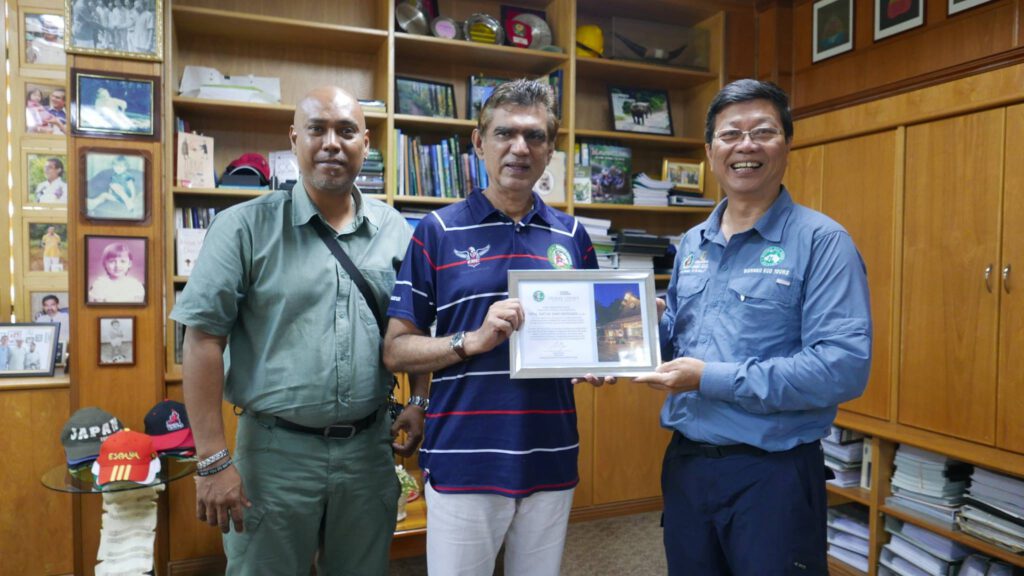 Albert Teo presenting the plaque of Datuk Sam's appointment as Sukau Rainforest Lodge Conservation Fellow, witnessed by Fernando Rulloda