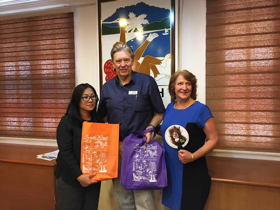 Noredah Othman, Deputy General Manager (Research & Support Services) presenting token of appreciation to David Kerr and Jan Tierney
