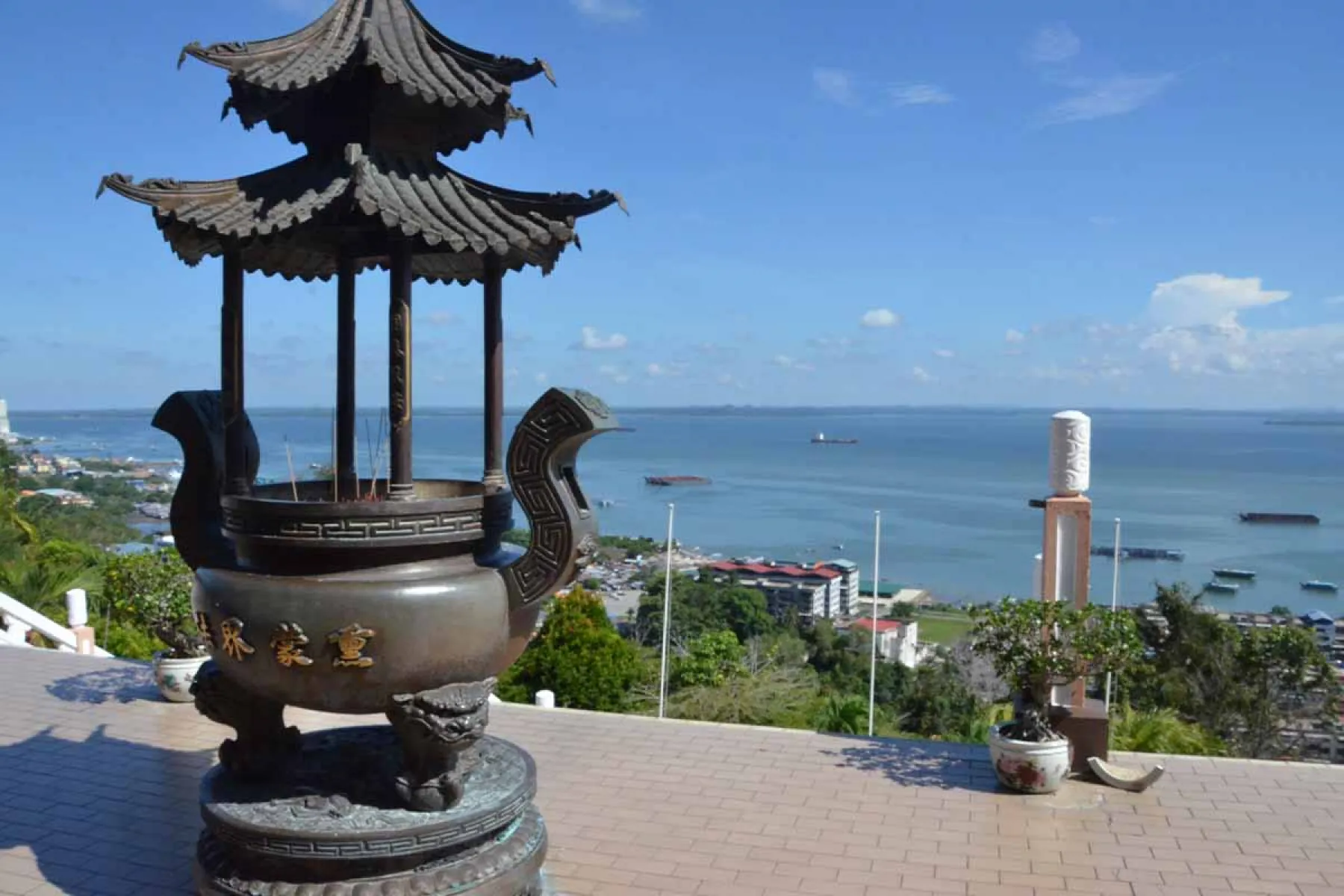Puu Jih Shih Temple;s view of the ocean