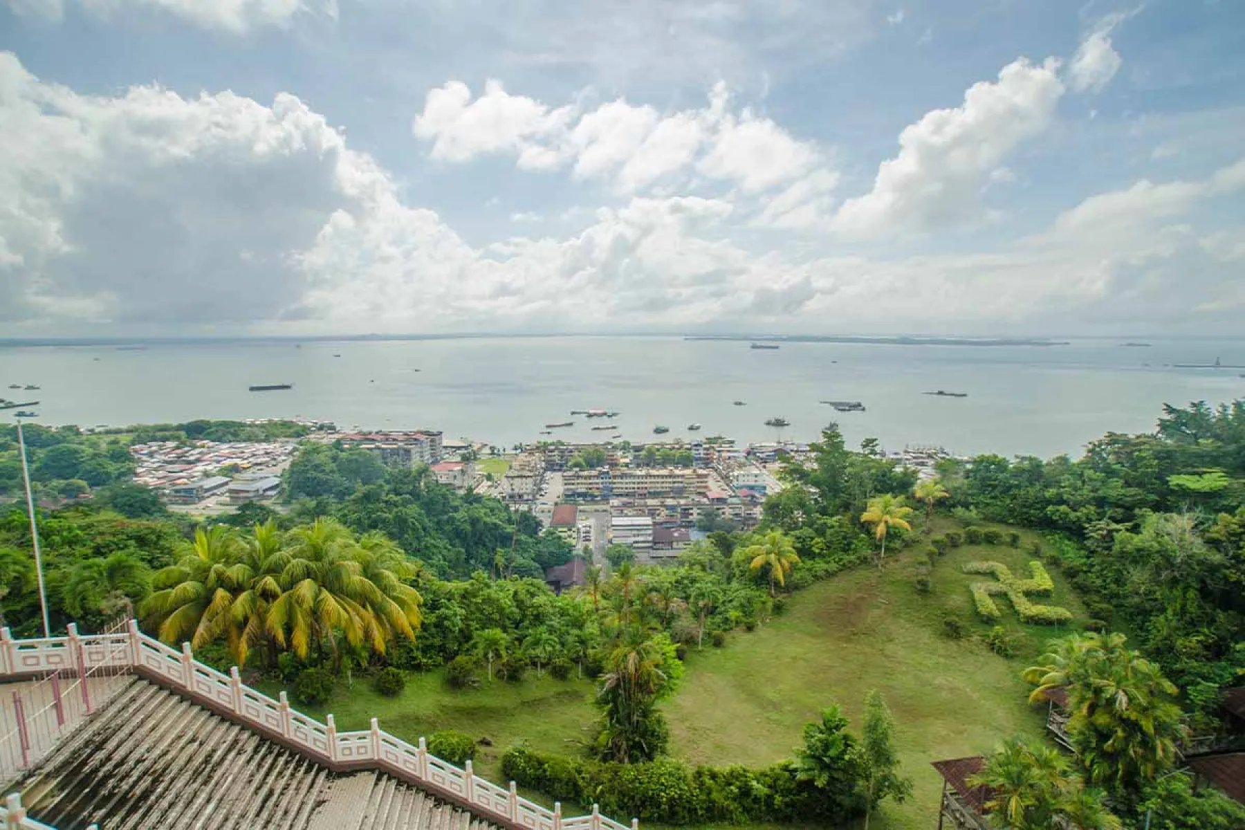 Puu Jih Shih Temple's view of the ocean